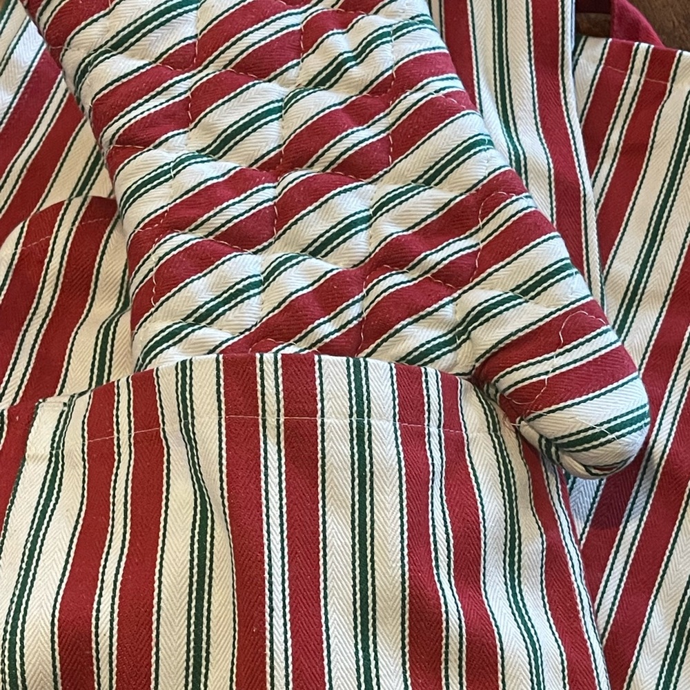 NWT 8 piece William Sonoma Holiday Stripe apron set for 4 w/ potholders - Picture 3 of 7
